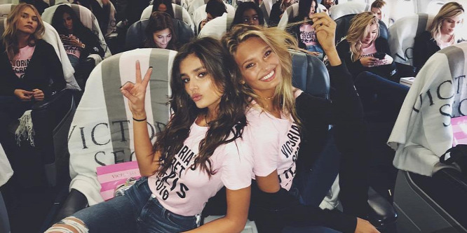 Megérkeztek Párizsba a Victoria's Secret fehérneműmodelljei