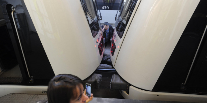 Ezért van tömeg a kettes metrón: naponta 70-nel kevesebbszer jön a metró