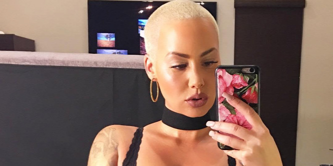 Úgy rázza a popsiját a dúskeblű modell, hogy beleremeg az Instagram - Videó