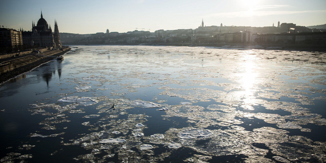 A Dunába esett hajnalban egy nő Budapesten, a Boráros térnél