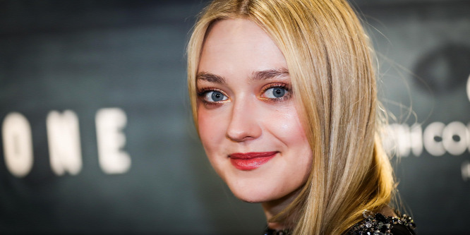 Meztelenül, mosdókagylóban ülve sminkel Dakota Fanning
