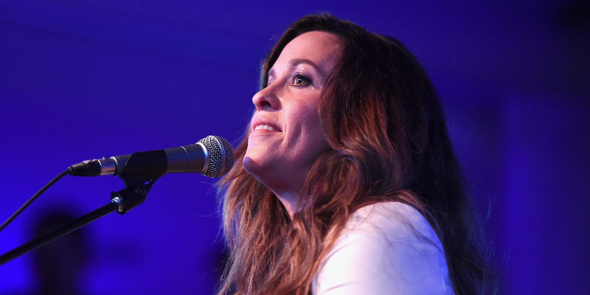 Alanis Morissette megmutatta, hogy szoptatja gyermekét - Fotó