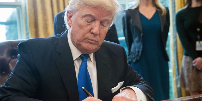 Történelmi csúcson az amerikai tőzsde, Trump aláírta első nagy beruházását