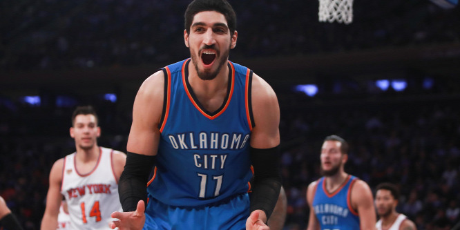 Rácsapott a kispadra, eltört a karja az NBA-játékosnak