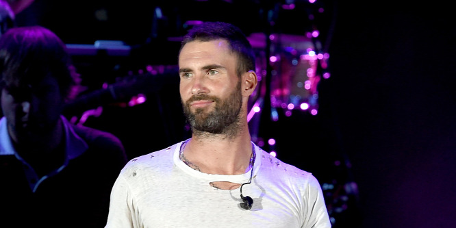 Adam Levine hatalmas bicepszet, felesége pedig szülés utáni alakot villantott