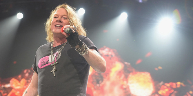 Órákon át hányt, majd csinált egy kétórás koncertet az 56 éves Axl Rose