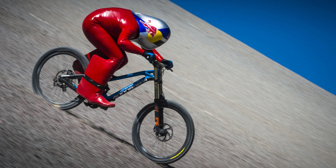 Egy sportkocsi sebességével száguldott le a vulkánról az őrült mountainbike-os
