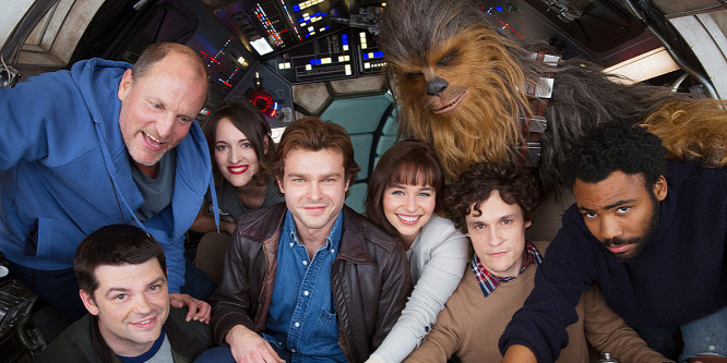Kiderült, miért rúgták ki a Star Wars-film rendezőit