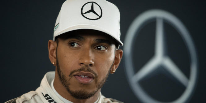 Lewis Hamiltonnak már orrpiercingje is van: Fotó!