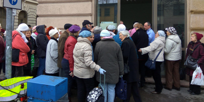 Sorban állva várnak a nyugdíjasok az üdülésre