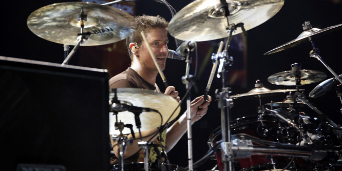 A Nickelback dobosa csalót fogott