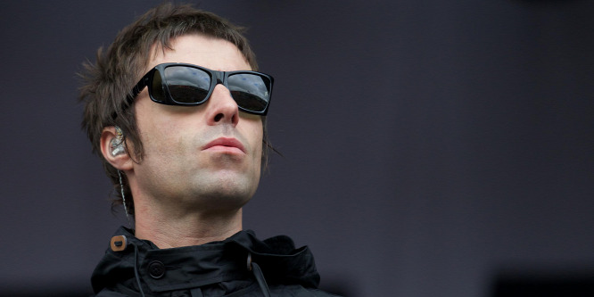 Torkon ragadta barátnőjét, Debbie Gwythert Liam Gallagher