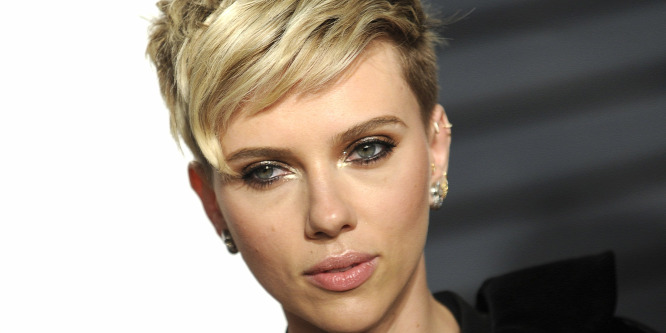 Scarlett Johansson és Colin Jost debütált a vörös sznyegen