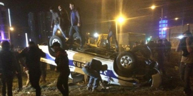 Megbírságolták őket, erre rendőrautókat borítottak és gyújtottak fel