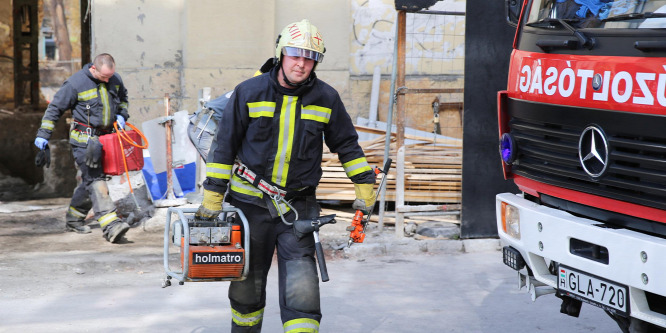 Átszúrta egy munkás nyakát egy betonelem