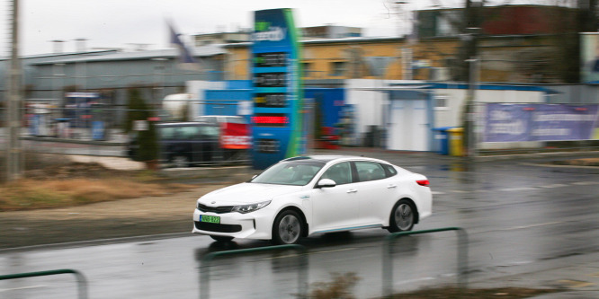 Ingyen parkol, és papíron 1,6 litert eszik: Kia Optima PHEV-teszt