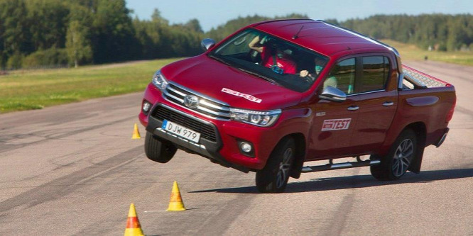 Többé nem fog két kerékre állni a platós Toyota
