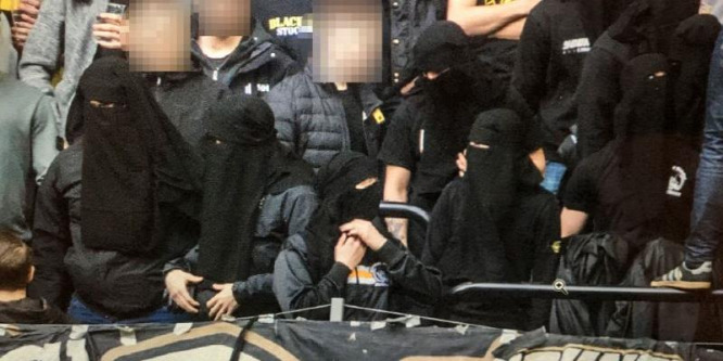 Az ultrák muszlim nőnek öltöztek egy új törvény miatt