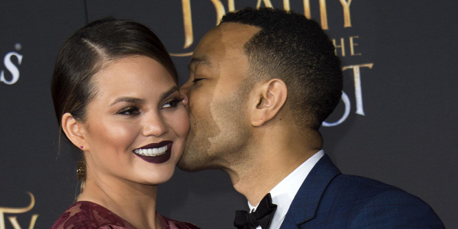 Chrissy Teigen a gyermekeivel fürdik - Fotó