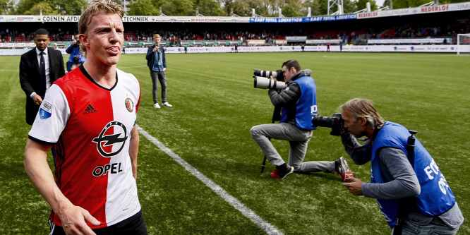 Holland válogatott focisták ágálnak a műfüves borítás miatt