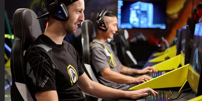 Feküdni is lehet a Corsair gamereknek szánt székén