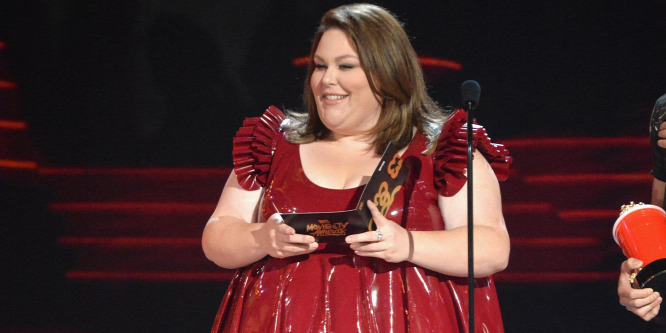 Elképeszt ruhákba vörös sznyegezik Chrissy Metz, a túlsúlyos színészn - Fotók!