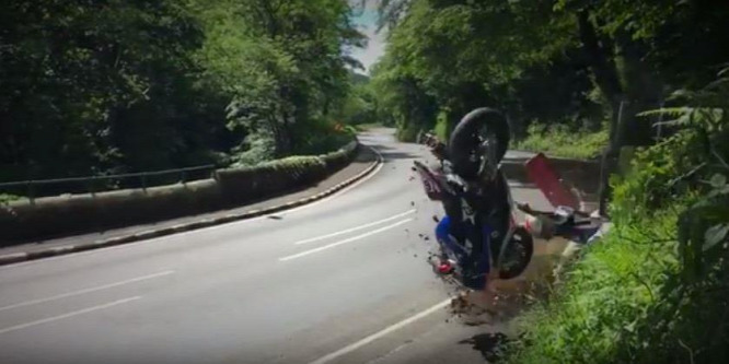 Túlélte a rémiszt becsapódást a leghalálosabb motorversenyen