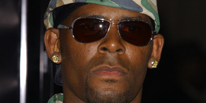 Szexuális bűncselekmények miatt 25 évet kaphat R. Kelly - Férfiakat, nőket és gyerekeket is zaklatott