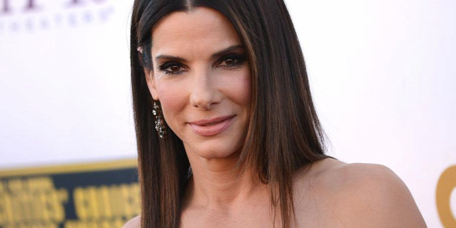 Sandra Bullock műanyag edényeket sóz ránk