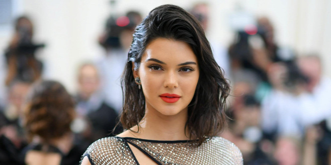 Óriási siker! Kendall Jenner és Dua Lipa is magyar tervezőt választott