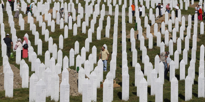 Elindult mintegy száz túlélővel a srebrenicai békemenet