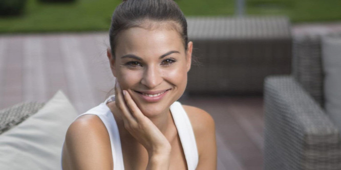 Weisz Fanni exe az ágyban pózol Nádai Anikóval, de valami nem stimmel