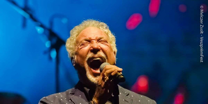 Tom Jones 77 évesen is hódít