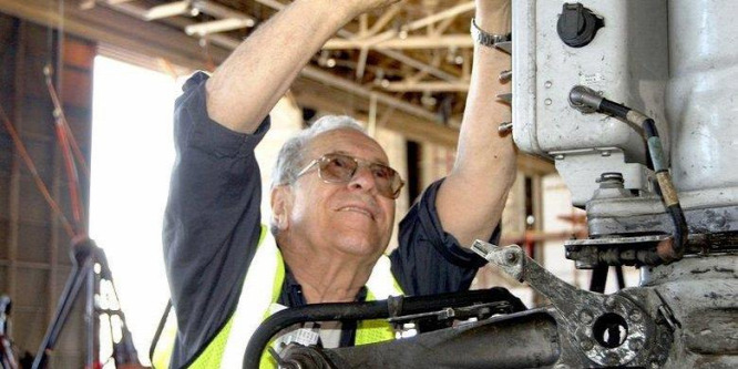 Hetvenöt éve dolgozik a világ legidősebb, 92 éves repülőgépszerelője