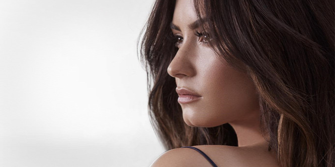 Demi Lovato egy nővel enyelgett nyilvánosan: fotó