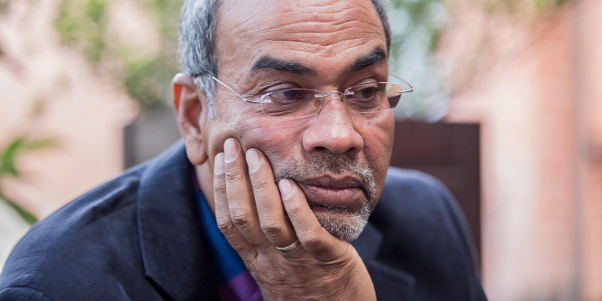Joshi Bharat fiatal önmagával pózol egy fotón