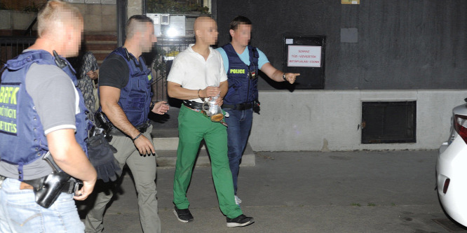 A lakásában és egy erdőben is robbantgatott S. Ábel
