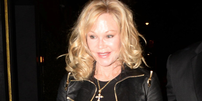 Melanie Griffith 61 éves is elképesztő dekoltázst és alakot mutatott