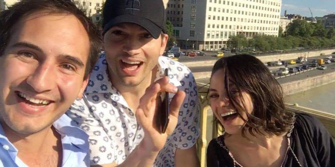 Tökéletes közös szelfit lőtt Mila Kunisékkal egy magyar srác