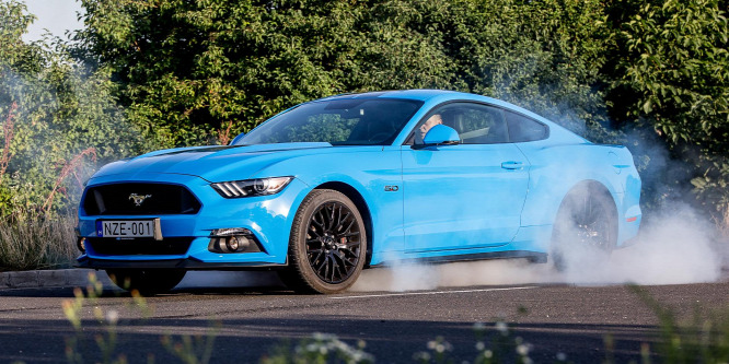 Amerikából jöttem, mesterségem a gumifüstölés – Ford Mustang GT teszt