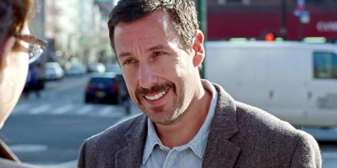 Adam Sandler saját arcképével ellátott zokniban rója az utcákat - Fotó