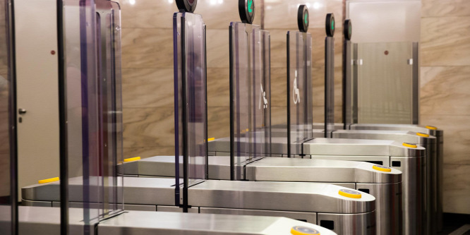 Csütörtöktől beléptetőkapuk is lesznek a Deák téri metróban