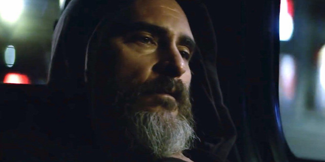 Joaquin Phoenix kalapáccsal veri szét a pedofilokat