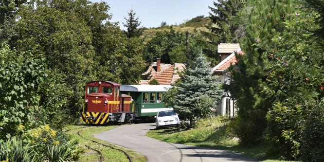 Ahol a falu szk utcájában kanyarog a kisvasút