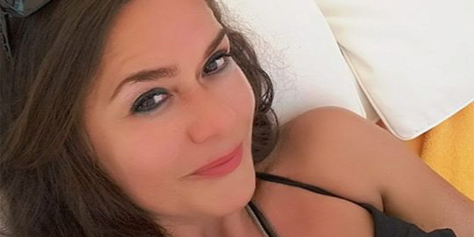 Geszler Dorottya mélyen dekoltált ruhában pózolt – fotó
