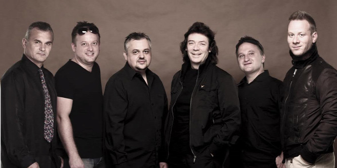 Magyar zenekarral dolgozik a Genesis egykori gitárosa, Steve Hackett