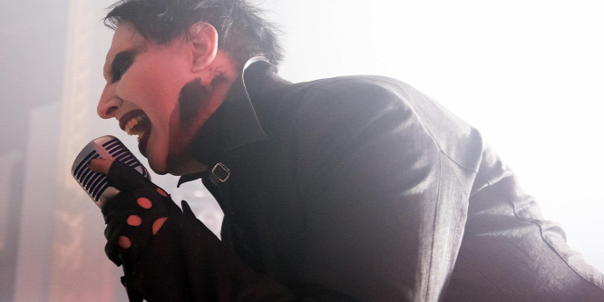 Marilyn Manson rosszul lett koncert közben: összeesett