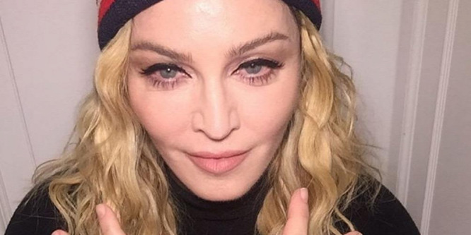 Madonna csipkés fűzőbe bújtatta testét - Fotó