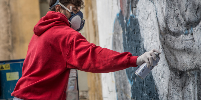Elképesztő gyerekfigurát fújt a graffitis a budapesti tűzfalra