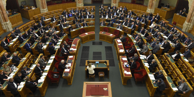 Értelmetlen ellenzéki színjáték a mandátum felvételéről
